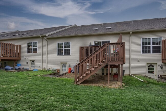 Building Photo - Modern and Convenient Hershey/Harrisburg Suburb Townhouse