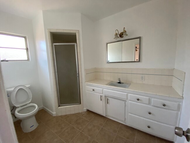 Building Photo - 723 Houchin Rd