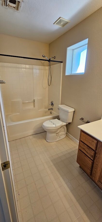 Building Photo - Fantastic 5BEDROOM+LOFT / 3 BATH home For ...