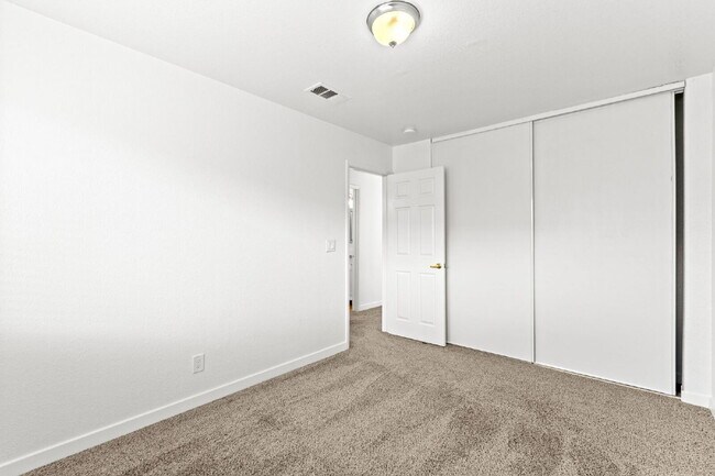 Building Photo - "Charming 3-Bedroom Townhouse Oasis with 2 Full Baths in Las Vegas – 1220 Sq Ft of Comfortable Li...