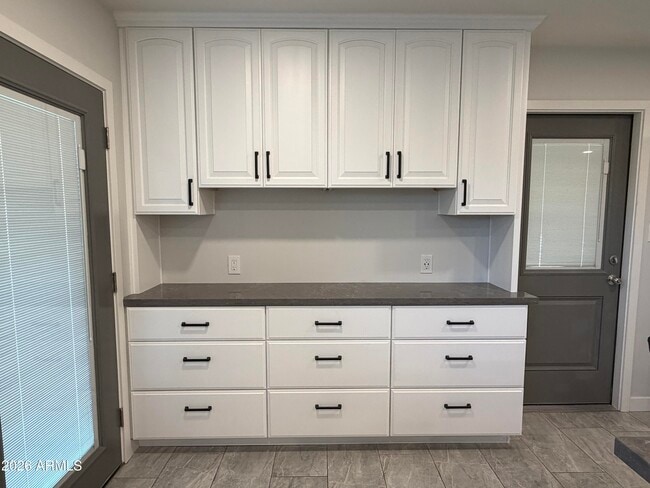 Building Photo - 4140 W Paradise Dr