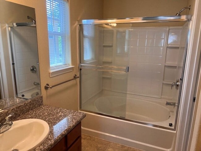 Building Photo - 3 Bedroom Home in Shasta View Gardens