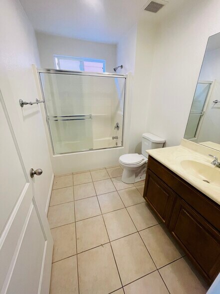 Building Photo - 1918 Kelly Ave