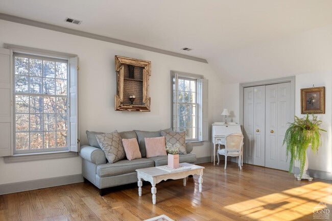 Building Photo - 147 Rock City Rd