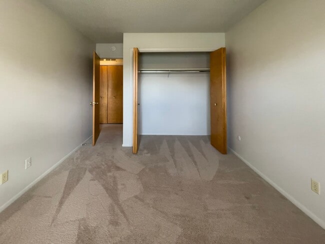 Building Photo - Spacious 2 Bedroom!