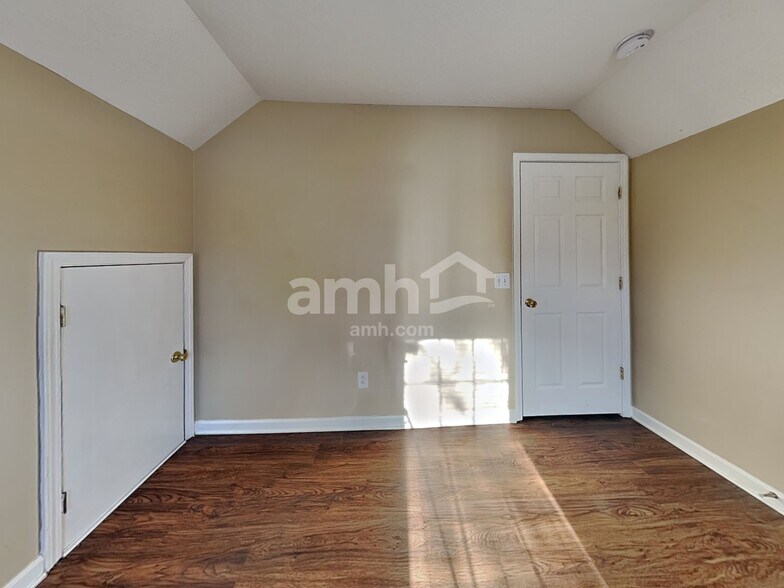 Building Photo - 280 Iris Dr