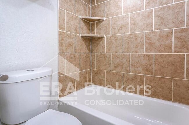 Building Photo - 614 Adams Ave