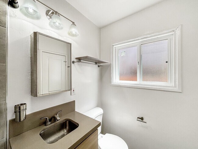 Building Photo - Gorgeous 1B/1BA Upgraded Duplex in City He...