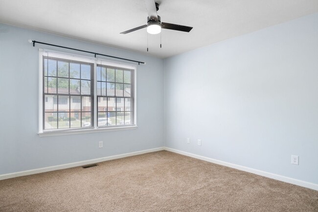 Building Photo - 3 bed/2 1/2 Bath. Pet Friendly. Easy acces...
