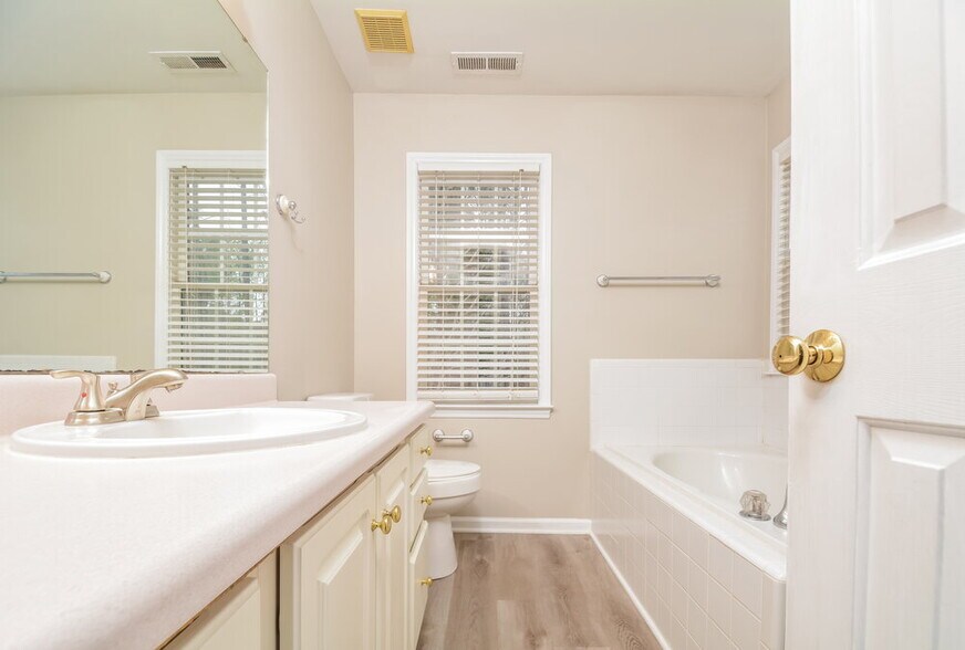 Building Photo - 1204 Cleason Ct