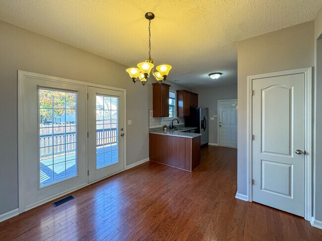 Building Photo - Beautiful 4 Bed 2.5 Bath Home with Fenced Backyard