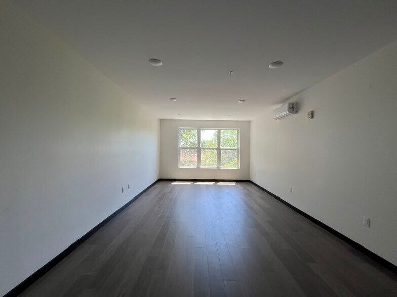 Building Photo - 129 Mallory Ave