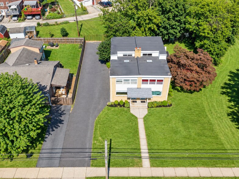 Building Photo - 727 W Emaus Ave