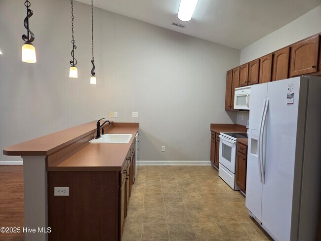 Building Photo - 521 Village Green Dr