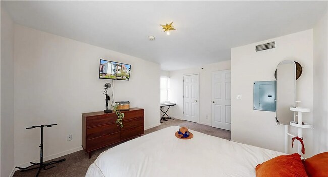 Building Photo - "Charming 1-Bedroom Condo with Mountain Views & Pool in Prime Boulder Location!"