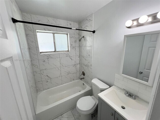 Building Photo - 404 SW 5th Ave