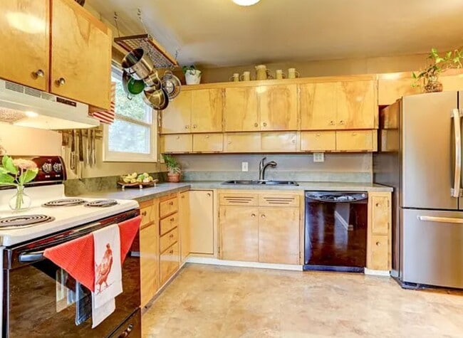 Building Photo - Arbor Lodge Bungalow with Hardwoods, Attac...