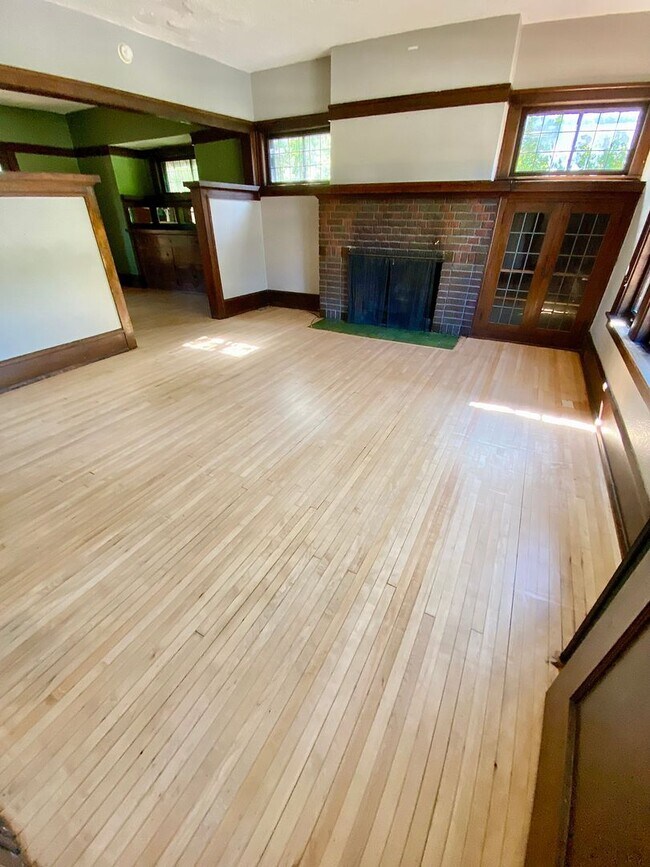 Building Photo - 2016-2018 E 6th Street