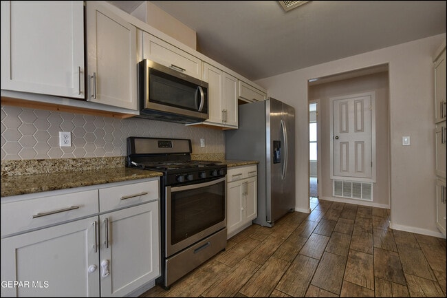 Building Photo - 621 Cedarwood Ave