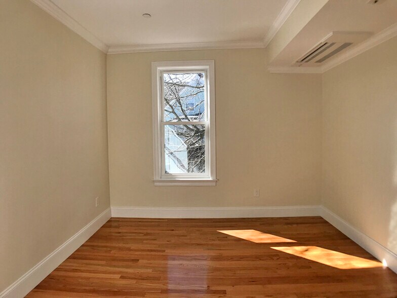 Building Photo - 12 Harris St