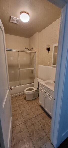 Building Photo - 281 Crestwood Ave