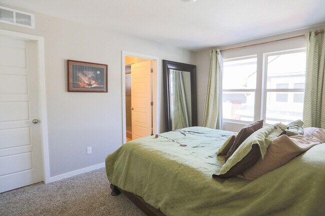 Building Photo - BEAUTIFUL 3BD HOME WITH LUXURY UPGRADES IN...