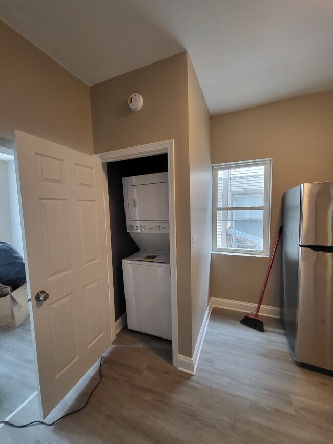 Building Photo - 1312 W Erie St