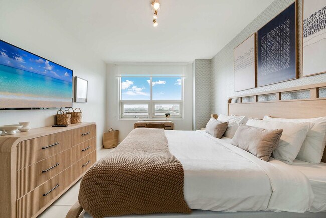 Building Photo - 3256 NE 1st Ave