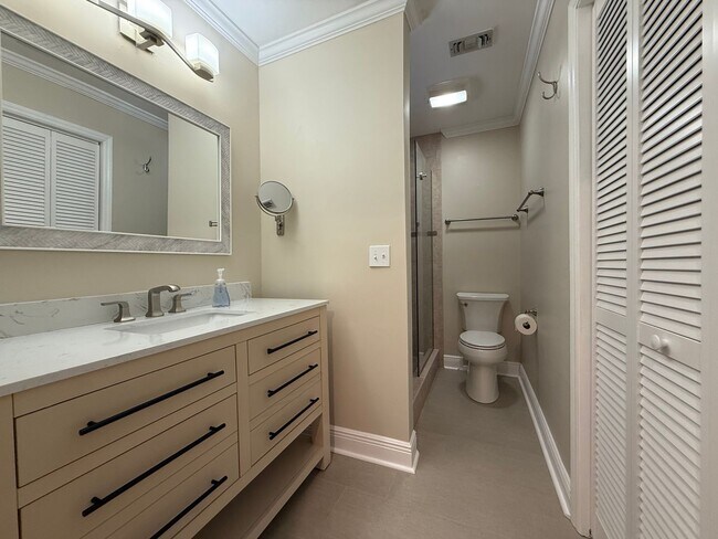 Building Photo - Renovated Home close to TMH avail NOW!!!