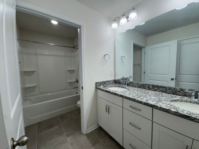 Building Photo - Beautiful Four Bedroom Townhouse in Sherri...