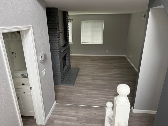 Building Photo - 380 W Ruby St