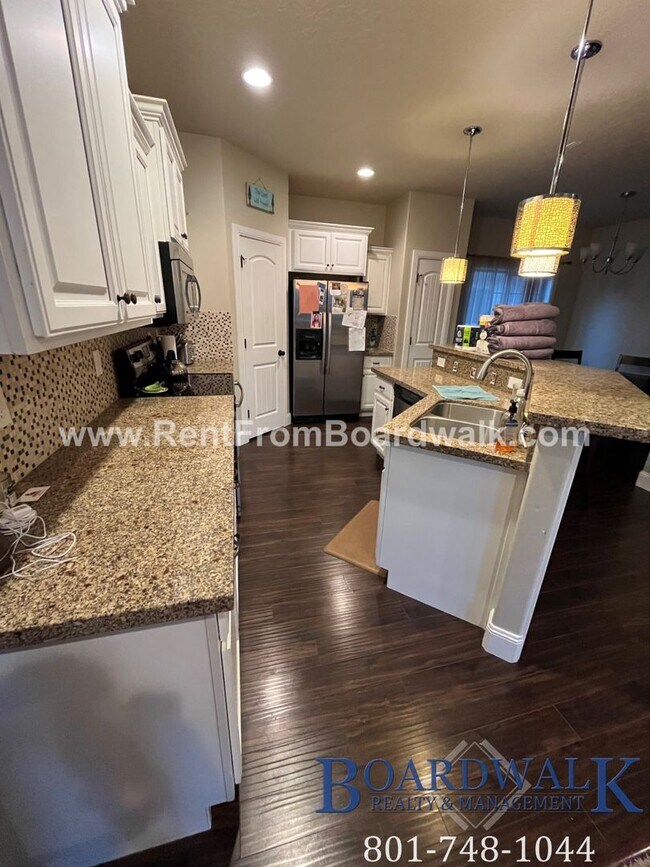 Building Photo - Spectacular 3 bed 2.5 bath in Highland