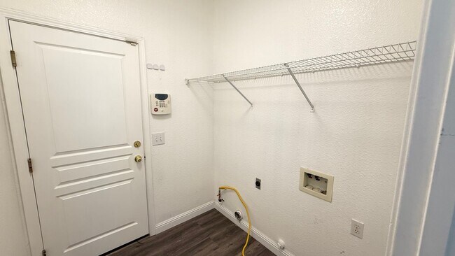 Building Photo - 3 Bedroom, 2 Bathroom Home with Pool locat...