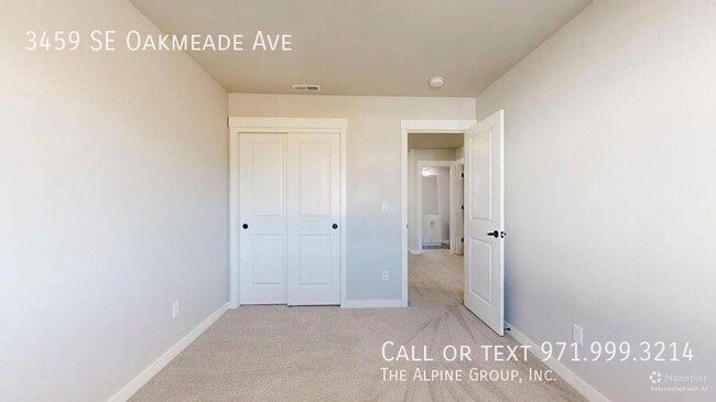 Building Photo - 3459 SE Oakmeade Ave