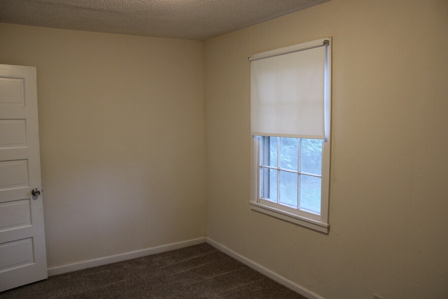 Building Photo - 3861 E Roseberry St