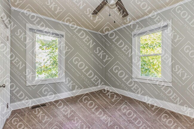 Building Photo - 806 W 7th St