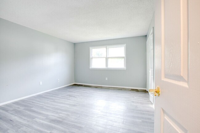Building Photo - 72 Ceasar Drive - Unit 3 (left)