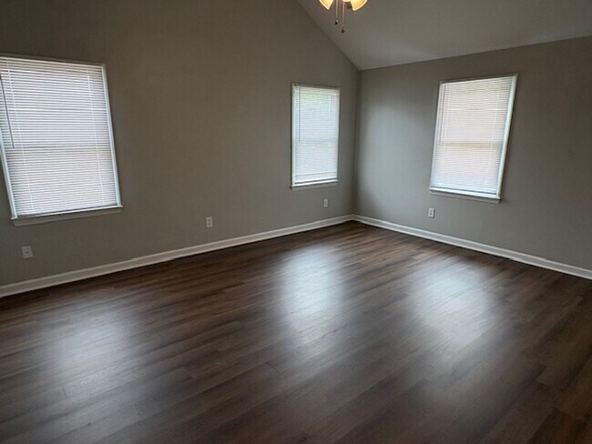 Building Photo - Murfreesboro 4BR/2.5BA fenced yard