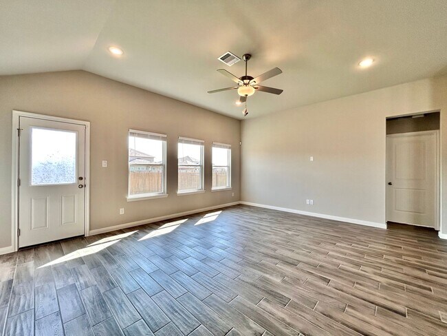 Building Photo - Charming 3-Bed, 2-Bath Home with Modern Up...