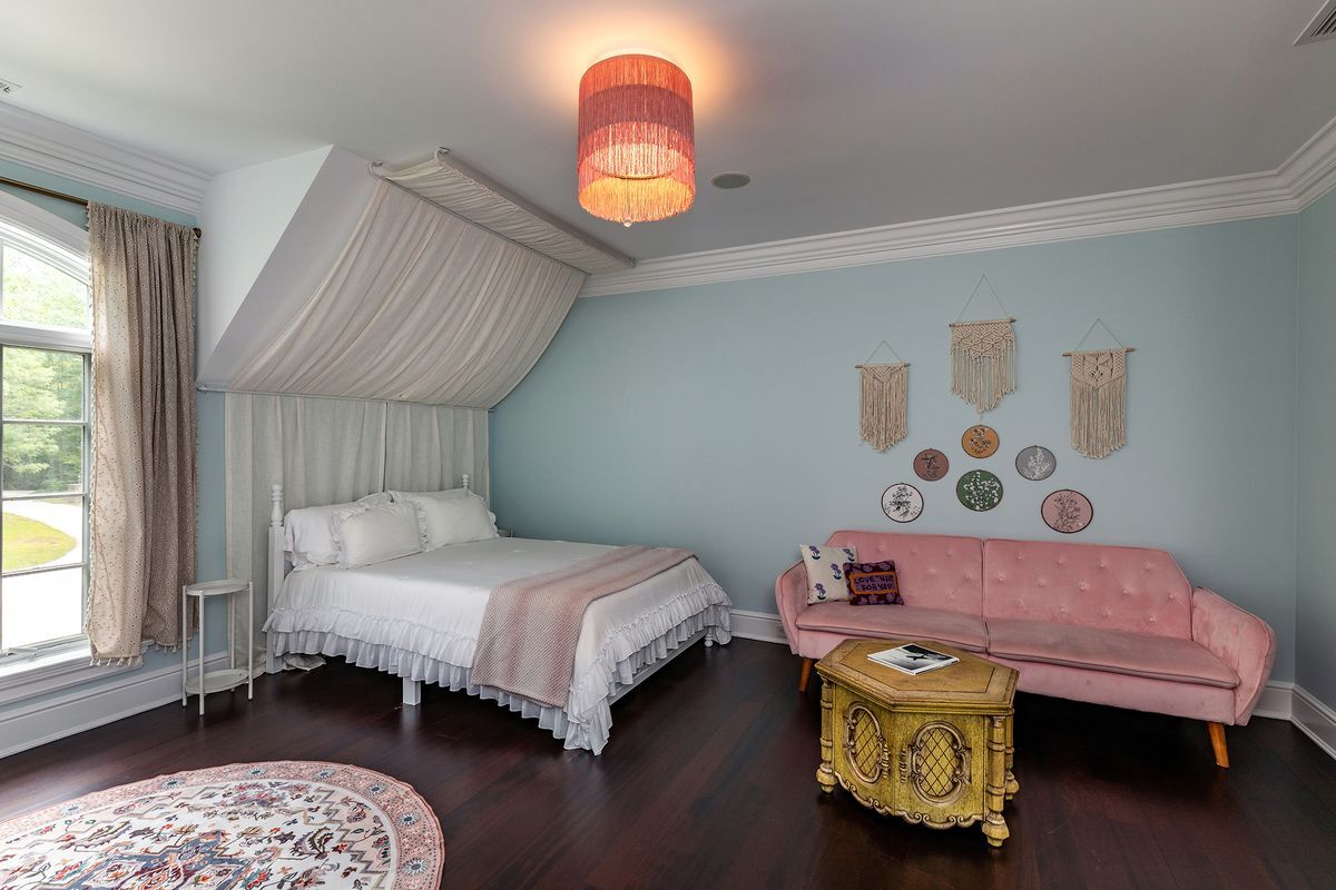 Building Photo - 247 Roxbury Rd