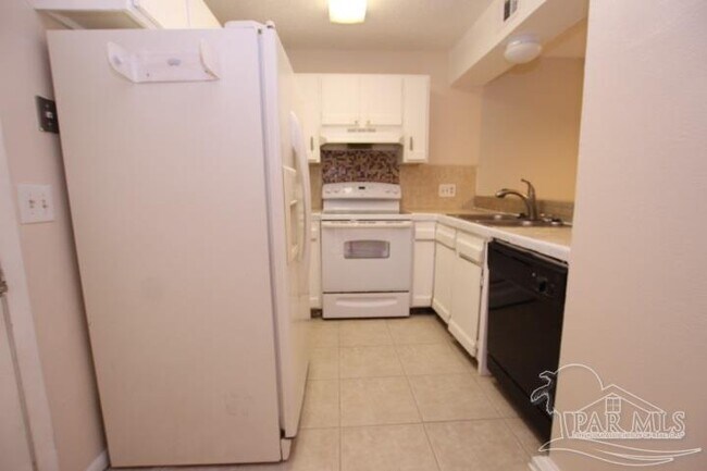 Building Photo - 1370 Pinnacle Dr