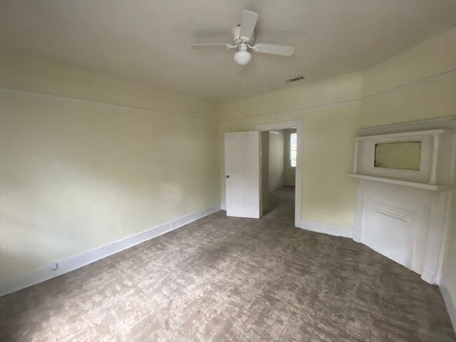 Building Photo - One Bedroom - Great Location