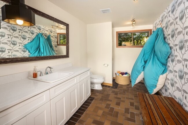 Building Photo - 3Bd/3.5Ba Clyde Hill Home