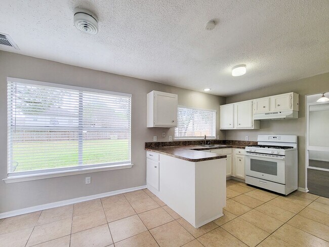 Building Photo - Welcome home to a bright & spacious retreat in sought-after Steeplechase where comfort, function ...