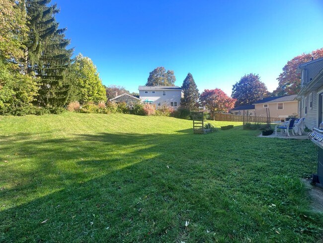 Building Photo - Four Bedroom Home in Forest Hills Schools!