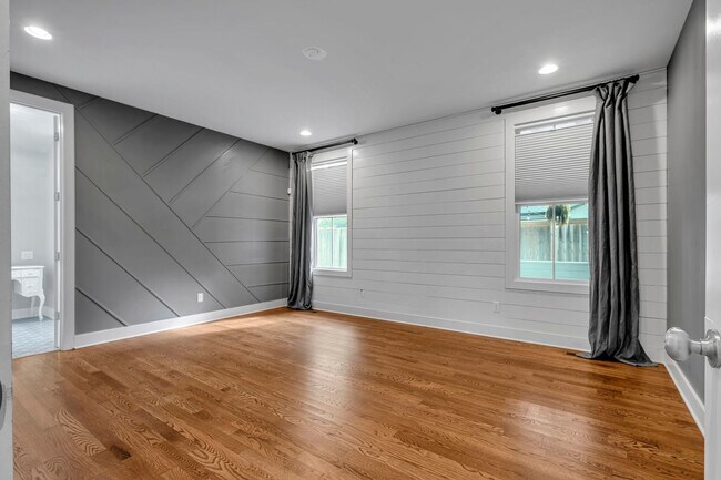 Building Photo - Great price for a huge house! CHARMING Sylvan Heights home 4 Bed 4 Bath. Beautiful private backya...