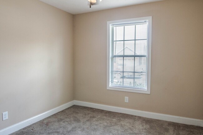 Building Photo - Pet Friendly Three Bedroom!