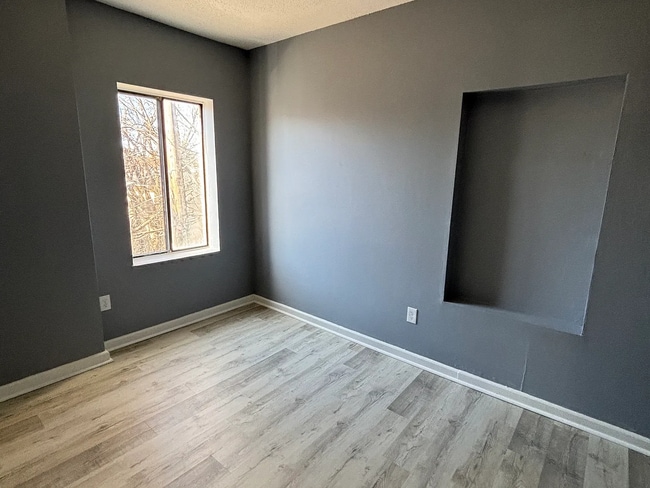 Building Photo - beautifully updated 3 bedroom, 1 bathroom apartment