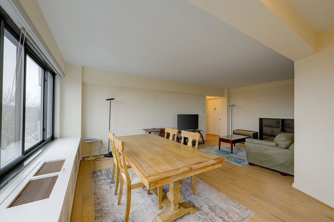 Building Photo - Great 1BR in Cathedral Heights! Fully furnished!