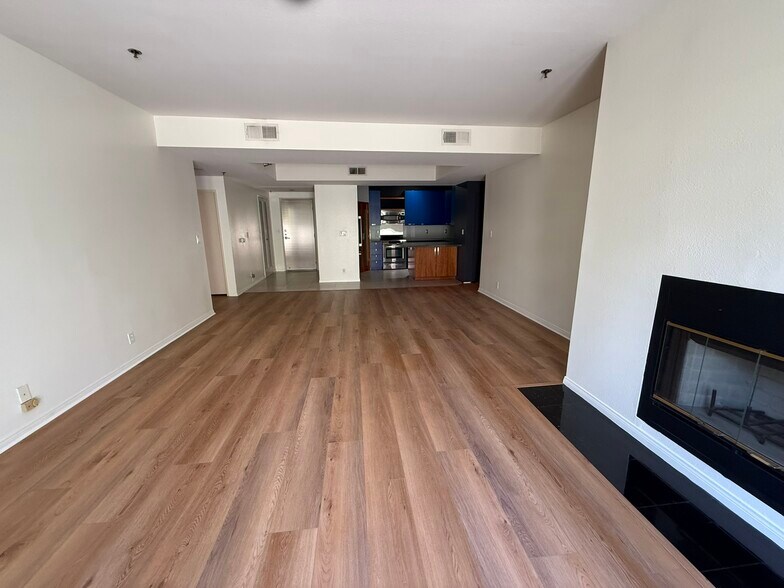 Building Photo - 2222 N Beachwood Dr